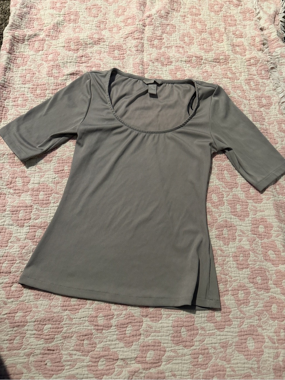H&M Scoop Neck Short Sleeve Top in Light Gray